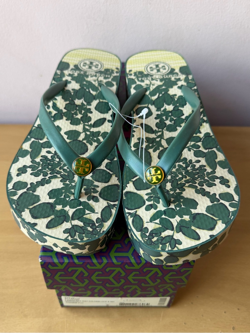 TORY BURCH GREEN FLORAL DESIGN WEDGE PLATFORM LOGO FLIP FLOPS SANDALS NEW IN BOX